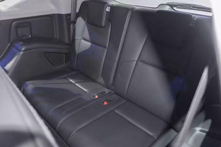 Về trang bị, Honda CR-V 7 chỗ đi kèm vô lăng đa chức năng, màn hình cảm ứng 7 inch cho hệ thống thông tin giải trí, hỗ trợ ứng dụng Apple CarPlay và Android Auto, dàn âm thanh 8 loa cùng phanh đỗ xe điện tử. Ngoài ra phải kể đến cửa cốp chỉnh điện rảnh tay phía sau. Chiều cao của cửa cốp sau cũng có thể điều chỉnh khi cần.