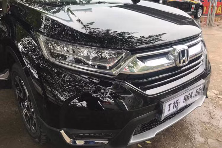 Thay đổi đáng kể ở ngoại thất nằm ở phần đuôi xe khi dáng vẻ “lưng gù” gây tranh cãi ở thế hệ trước được loại bỏ. Thay vào đó, Honda CR-V 7 chỗ cứng cáp và vuông vức hơn. Trong khi đó đầu xe lấy cảm hứng từ Honda Civic hoàn toàn mới với lưới tản nhiệt to lớn hơn, thanh mạ chrome nối liền hai đèn pha LED.