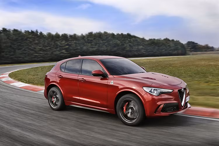 Được giới thiệu vào 2016 ở triển lãm LA Auto Show, chiếc Alfa Romeo Stelvio chính là mẫu SUV đầu tiên của thương hiệu này. Xe có thiết kế giữ nguyên bản sắc của Alfa Romeo nhưng đa dụng hơn nhờ gầm cao. Động cơ trên xe cũng đáng nể với công suất lên đến 505 mã lực và mô men xoắn cực đại đến từ động cơ tăng áp kép V6 2.9 L cho bản cao nhất.