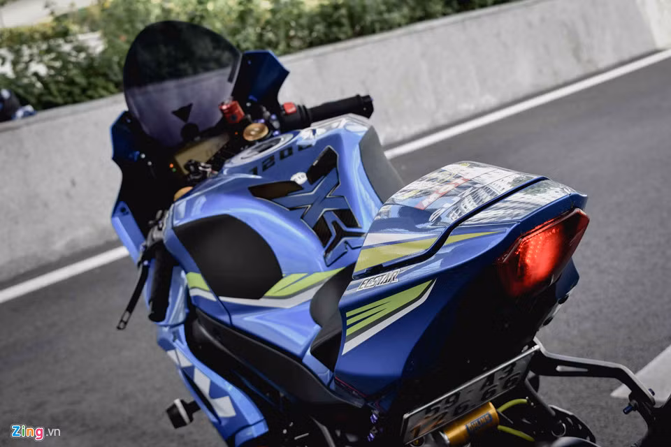 Yên sau solo một người ngồi thường được thấy trên các mẫu MotoGP giúp cắt giảm trọng lượng và cải thiện tính khí động học được thiết kế như trên mẫu GSX RR. Gác chân sau được loại bỏ.