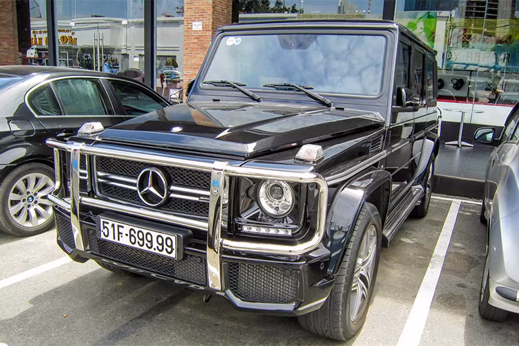 Thêm một chiếc xe Mercedes-Benz G63 AMG bị bắt gặp trên phố Sài Gòn với chiếc biển bốn số 9 đầy ấn tượng. Theo giới mê xe biển số đẹp cho hay, số 9 được cho là cửu hàm ý trường cửu và là anh cả trong các dãy số, vì thế biển tứ quý 9 mang hàm ý trường sinh bất lão.