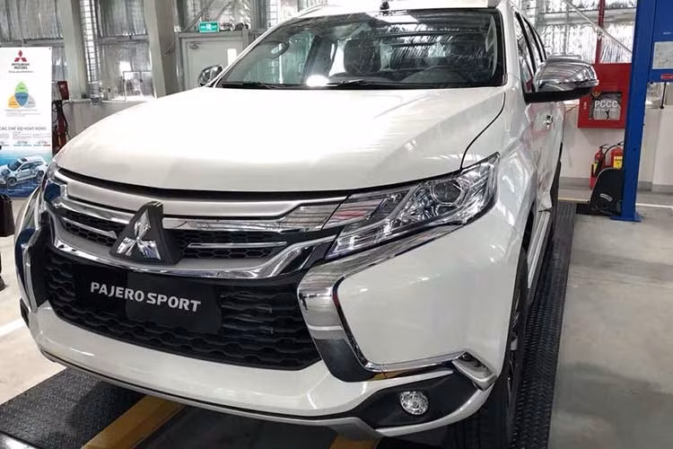 Mẫu xe Mitsubishi Pajero Sport từ trước đến nay được đánh giá rất cao tại thị trường Việt Nam, tuy nhiên việc thiếu đi một phiên bản máy dầu số tự động được xem là điều đáng tiếc đối với chiếc SUV này. Đến nay phiên bản máy dầu số tự động đầu tiên của xe đã xuất hiện tại Việt Nam.