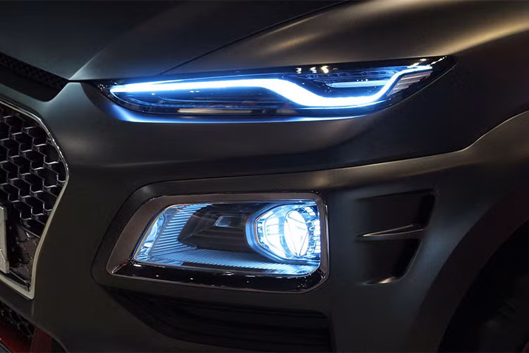 Thiết kế cụm đèn pha của Kona phiên bản đặc biệt này được Hyundai tinh chỉnh lại ấn tượng hơn đôi chút với tạo hình giống đôi mắt bộ giáp Người Sắt nhất là khi xe chạy ban ngày. Các chi tiết màu đỏ bầm cũng được bổ sung để tạo thêm phong cách “người sắt” cho chiếc xe.