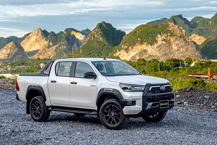 Toyota Hilux thế hệ mới gây bất ngờ khi nỗ lực đẩy doanh số tăng trưởng. Trong tháng 5 vừa qua, Toyota giao đến khách hàng 356 xe Hilux, tăng 26,7% so với tháng 4 (281 xe). Sự kiện này giúp Hilux giành lại vị trí thứ 2 từ Mitsubishi Triton.