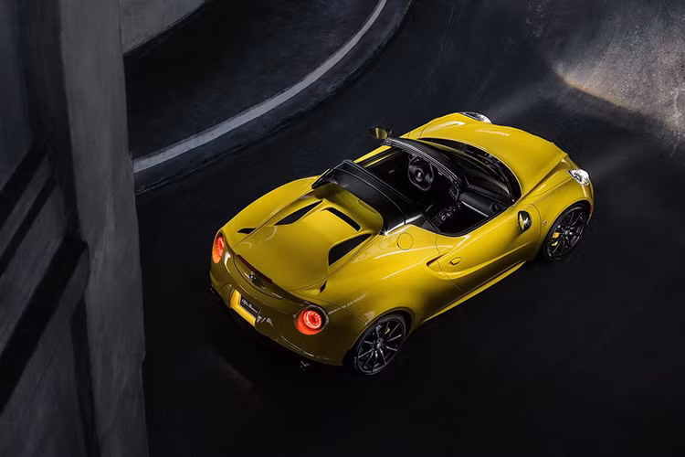 Khi tháo mui, Alfa Romeo 4C Spider trở thành cỗ máy hoàn hảo cho những kỳ đi chơi cuối tuần.