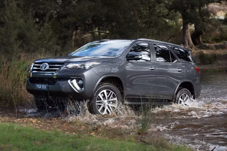 Diện mạo của Toyota Fortuner 2016gần như thay đổi hoàn toàn với những đường nét mượt mà và bóng bẩy hơn. Phần lưới tản nhiệt được làm giống với những chiếc Lexus với các thanh ngang mạ chrôm, trong khi đó cụm đèn pha có thiết kế dài về phía nắp ca-pô.