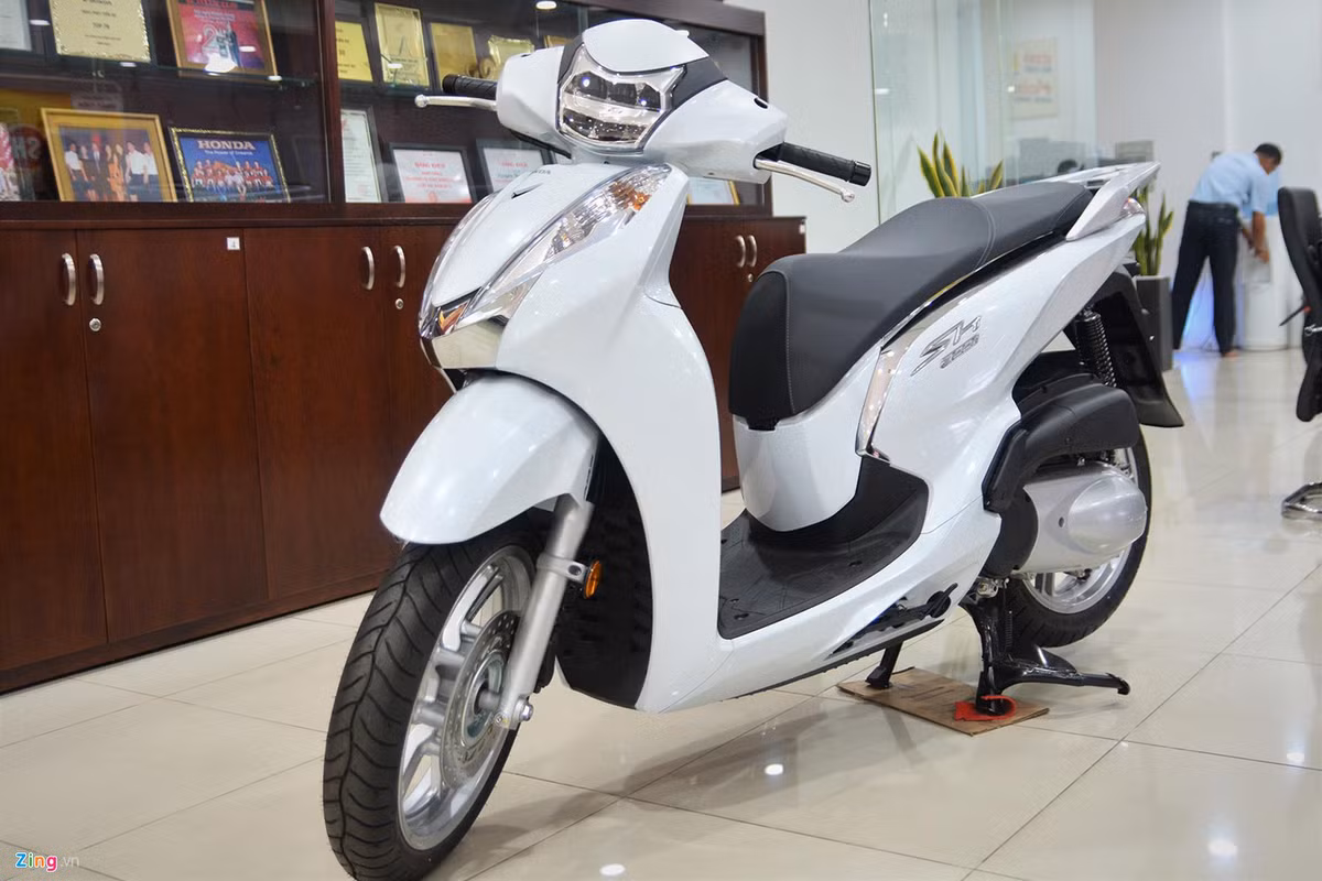  Giá xe Honda SH 300i đề xuất là 276,4 triệu đồng cho phiên bản tiêu chuẩn (trắng đen và đỏ đen) và 278,9 triệu đồng cho phiên bản thể thao (xám đen). Theo ghi nhận thực tế tại cửa hàng, mức giá của phiên bản tiêu chuẩn cao hơn khoảng 1 triệu đồng so với giá đề xuất. Đối thủ của Honda SH 300i có thể kể đến Vespa GTS 300, mẫu xe này được sản xuất tại Việt Nam với giá 129 triệu đồng.
