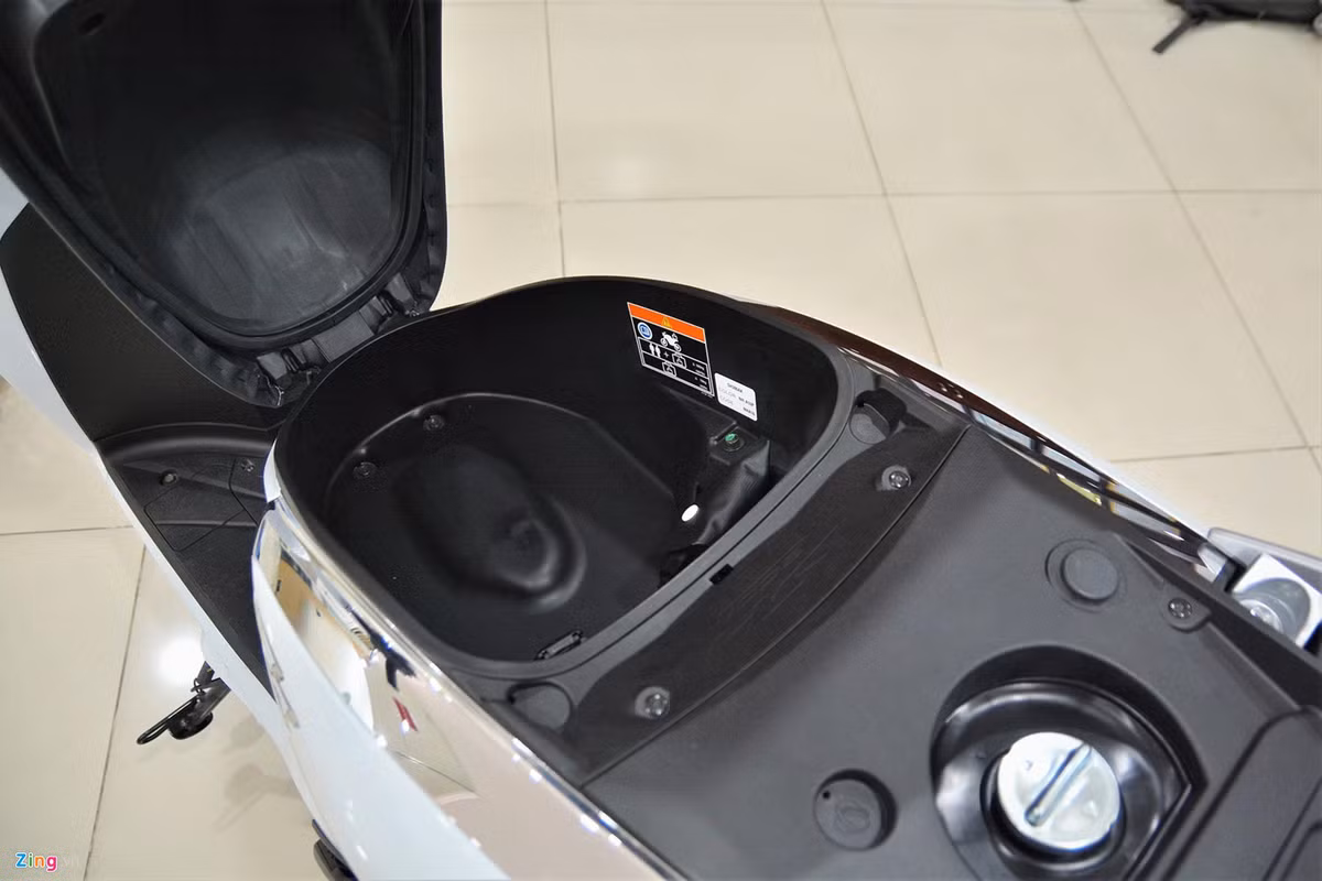 Phía dưới yên xe cao 805 mm là bình xăng có dung tích 9 lít và cốp để đồ dung tích 19 lít. Bên trong cốp được trang bị sẵn cổng sạc điện thoại 12W.
