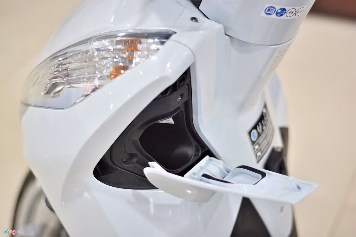 Phía trước xe được trang bị hộc chứa nhỏ bên trái có thể để vừa các vật dụng như chìa khóa, kính mát... Hộc chứa đồ có thiết kế chống nước, không được trang bị ổ khóa.