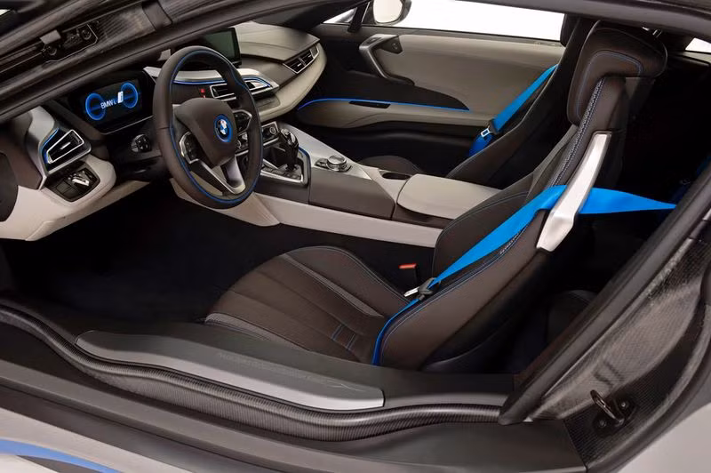 Hãng xe BMW cũng tiết lộ chiếc siêu xe i8 chạy điện mới sẽ nhanh và mạnh hơn nhiều so với các thử nghiệm được công bố. Dự kiến hãng sẽ ra mắt chiếc i8 chạy điện mới vào mùa thu năm 2017.