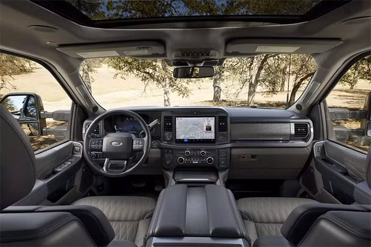 Hãng cũng nhấn mạnh rằng Ranger Super Duty được phát triển dành riêng cho nhóm khách hàng thương mại như nông dân, lâm nghiệp, công nhân khai thác mỏ, và dịch vụ cứu hộ khẩn cấp. Đây là nhóm khách hàng đòi hỏi một mẫu xe vừa mạnh mẽ, vừa linh hoạt trong các điều kiện làm việc khắc nghiệt.