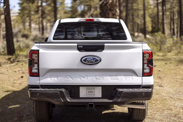 Để đạt được những thông số này, Ford có thể sẽ nâng cấp toàn diện hệ thống truyền động, khung gầm và hệ thống treo. Nhiều khả năng, động cơ được sử dụng cho Ranger Super Duty là loại diesel V6 3.0L tăng áp đang có trên bản Raptor, cung cấp công suất 247 mã lực và mô-men xoắn 600 Nm.
