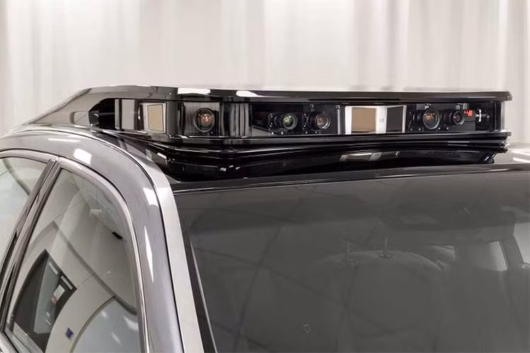 Bên cạnh đó, các cảm biến LIDAR ở tầm ngắn hơn bố trí xung quanh nằm ở cả bốn bên của xe, phía trước, sau và hai bên thân xe. Những cảm biến này nhằm phát hiện các vật thể ở mức thấp và nhỏ gần xe như trẻ em và các mảnh vụn trên đường...