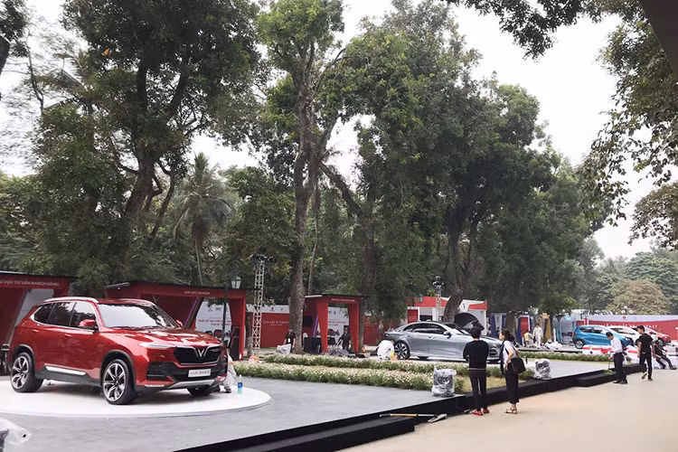 Trong khi mẫu sedan Vinfast Lux A2.0 sẽ có tới 2 lựa chọn động cơ, loại công suất 174 mã lực và mô-men xoắn 300 Nm, 228 mã lực và mô-men xoắn 350 Nm, cũng dùng hệ dẫn động cầu sau. 