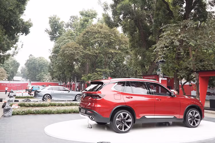 Chiếc SUV VinFast Lux SA2.0 sở hữu động cơ có công suất cực đại 228 mã lực và mô-men xoắn 350 Nm, dẫn động cầu sau hoặc 4 bánh.