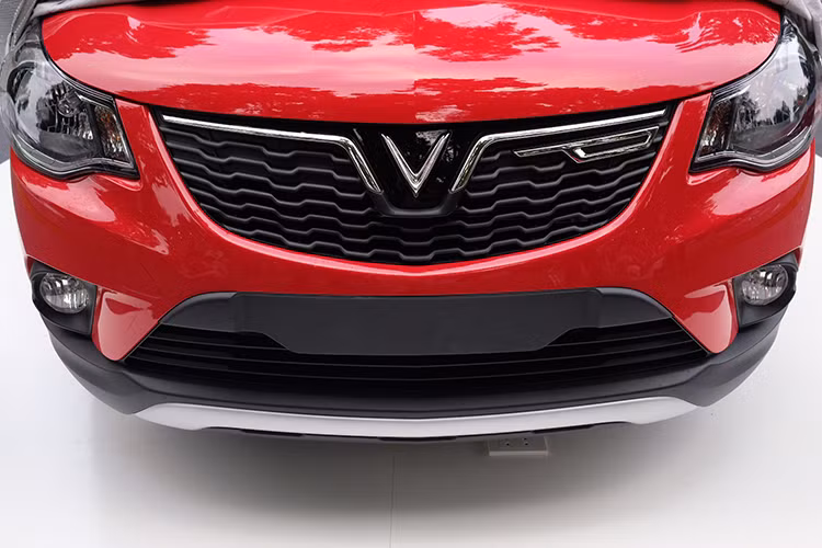 Xe giá rẻ Vinfast Fadil có thiết kế đầu xe có lưới tản nhiệt kiểu tương tự hai đàn anh Lux A và Lux SA, gắn logo và nhiều khả năng xe được phát triển chung nền tảng với dòng xe Opel Karl tại châu Âu với kết cấu khung gầm phát triển từ thế hệ mới của Chevrolet Spark. 