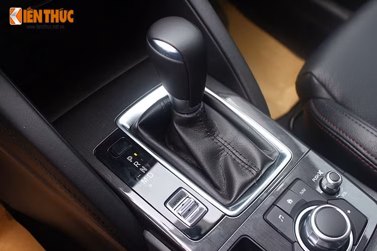 CX-5 bản 2.5 được trang bị động cơ SkyActiv 2,5 lít, 4 xy lanh thẳng hàng, phun nhiên liệu trực tiếp, công suất tối đa 185 mã lực ở 5.700 vòng/phút và mô men xoắn cực đại 250 Nm ở 3.250 vòng/phút. Phiên bản CX-5 2.0 vẫn sử dụng động cơ SkyActiv 2,0 lít, 4 xy lanh thẳng hàng, phun nhiên liệu trực tiếp, công suất tối đa 155 mã lực ở 6.000 vòng/phút và mô men xoắn cực đại 200 Nm ở 4.000 vòng/phút. Cả 2 phiên bản đều kết hợp cùng hộp số tự động 6 cấp.