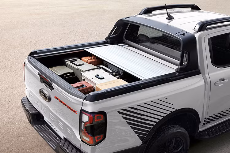 Ford Ranger Stormtrak tiếp tục kế thừa các tính năng hỗ trợ lái vốn là thế mạnh của các phiên bản Ranger tiền nhiệm như phanh tay điện tử với tính năng giữ phanh tự động, Kiểm soát Hành trình Thích ứng (ACC), Cảnh báo Lệch làn và Hỗ trợ Duy trì Làn đường (LKA), Hỗ trợ Phanh Khẩn cấp khi gặp chướng ngại vật (AEB), Cảnh báo điểm mù kết hợp xe cắt ngang (BLIS) tương tự các mẫu xe SUV cao cấp.