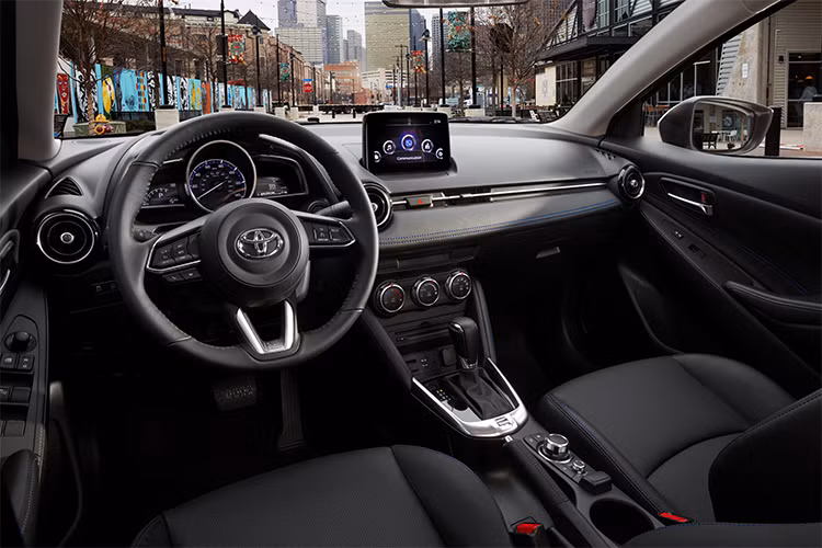 Bên trong nội thất của mẫu xe sedan Toyota Yaris 2019 cũng dựa trên Mazda 2 với hệ thống giải trí với màn hình 7”, hệ thống âm thanh 6 loa, đặc biệt nó cũng được trang bị phần mềm giải trí với giao diện của MazdaConnect.