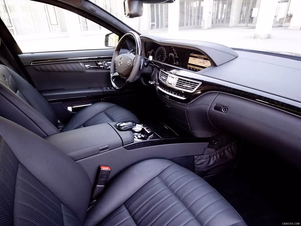 Hãng xe Mercedes-Benz cho biết, Mercedes S600 Pullman Guard được thực hiện với nhiều công đoạn phức tạp, chứ không đơn thuần là cắt đôi chiếc xe, thêm một khoang vào giữa và liên kết lại với nhau như thường làm với các mẫu limousine.