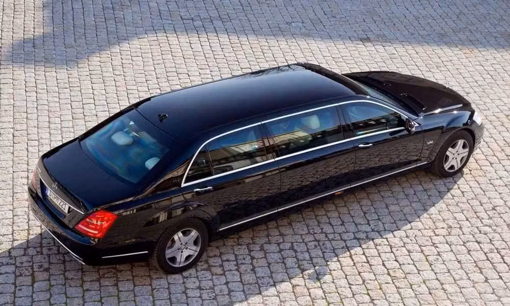 Chiếc xe bọc thép đầu tiên được Mercedes-Benz bán cho Hoàng đế Hirohito của Nhật Bản vào những năm 30 của thế kỉ trước. Pullman là tên một hãng chuyên hợp tác với Mercedes để chế tạo những chiếc limousine, trong những năm 20.