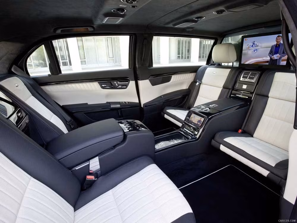 Nội thất của S600 Pullman Guard được thiết kế đặc biệt, nhưng không thiếu đi sự sang trọng thường thấy của Mercedes. Không gian sử dụng bên trong xe rộng rãi, trang bị tiêu chuẩn với tủ lạnh và một màn hình 19 inch, cùng một số tiện ích khác. 