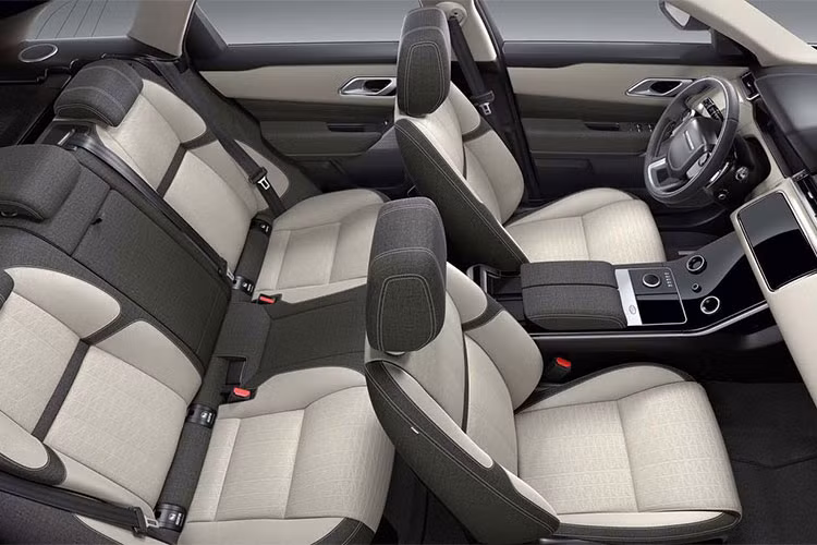 Range Rover Velar được phân phối tại thị trường Việt Nam với 3 phiên bản khác nhau gồm Base SE, R-Dynamic và First Edition. Tất cả các phiên bản đều sử dụng động cơ Si6 dung tích 3.0 lít V6 siêu nạp (supercharged), hộp số 8 cấp và hệ dẫn động 4 bánh. Khối động cơ này cho công suất cực đại 380 mã lực và mô-men xoắn cực đại đạt 450 Nm, tốc độ tối đa đạt 250km/h và khả năng tăng tốc từ 0-100km/h trong vòng 5,7 giây.