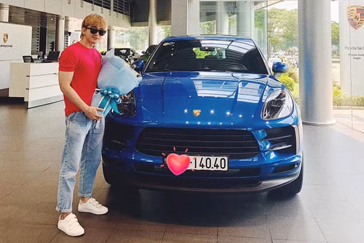 Giá xe Porsche Macan của Chi Dân khi mới ra mắt được bán chính hãng với mức giá khởi điểm 3,1 tỷ đồng cho bản tiêu chuẩn và 3,6 tỷ đồng cho phiên bản S. Ngoài ra, chiếc SUV hạng sang của nam ca sĩ này còn có ngoại thất mang tông màu xanh nước biển. Biển số xe cũng đẹp mắt với biển cặp 40.