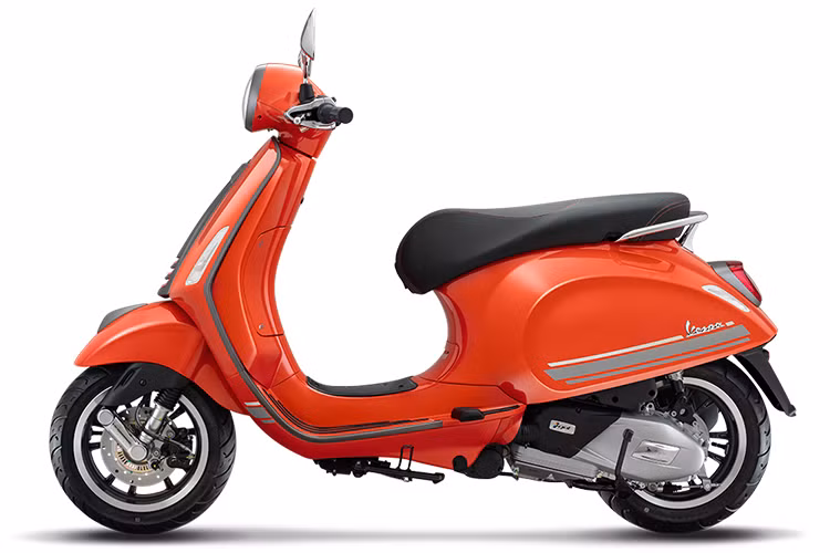 Vespa Primavera S bản đặc biệt sở hữu những nét chấm phá thiết kế mới đậm tính thể thao: cà vạt trước màu xám đen với điểm nhấn hốc còi sắc cam đặc sắc; viền xe màu xám đen mạnh mẽ; vành bánh xe và mào chắn bùn xám đen đồng bộ; yên xe màu đen được kết hợp hài hòa cùng đường chỉ nổi màu cam cá tính. Đèn hậu và đèn trước được viền xám đen hiện đại đầy lôi cuốn.