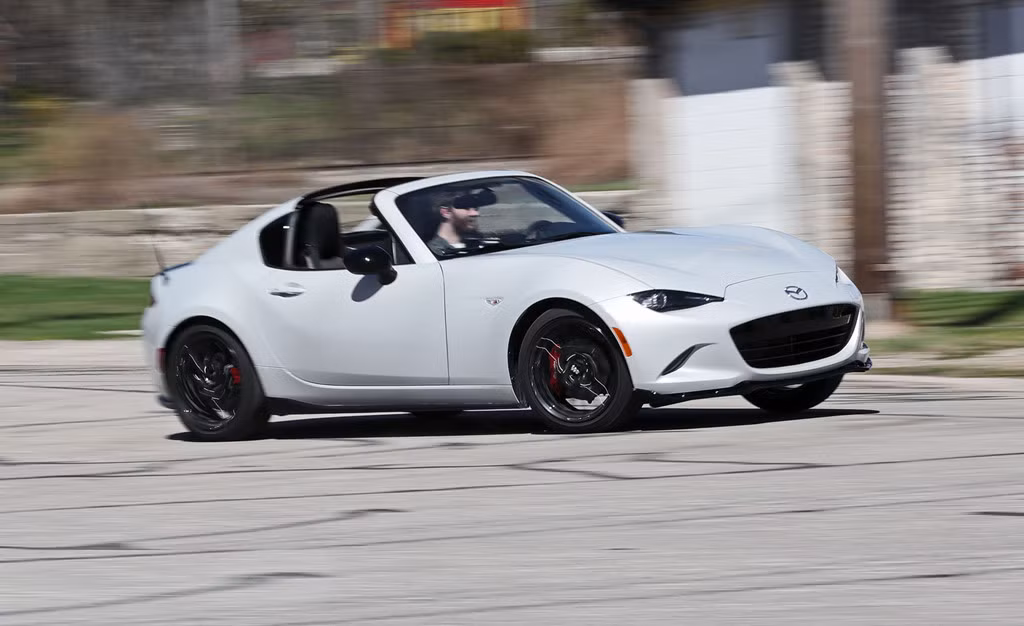 Với việc thiếu vắng hàng ghế sau, lại lược giản dung tích khoang hành lý, Mazda MX-5 Miata phù hợp với những người chuộng phong cách thể thao. Xe được trang bị hệ dẫn động cầu sau, mang lại cảm giác lái thuần khiết. Từ mức giá khởi điểm 25.295 USD, bạn có thể chi trả thêm 4.000 USD để nâng cấp lên phiên bản Club với sự bổ sung hệ thống treo trước và hệ thống vi sai chống trượt LSD.