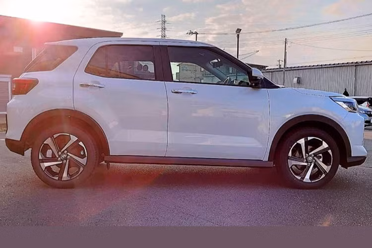 Phía trên lưới tản nhiệt là logo màu xanh dương của hãng Toyota, được nối liền bằng nẹp màu đen bóng kéo dài sang đến bộ đèn chiếu sáng full LED hai bên. Trong khi hai bên cạnh của lưới là đèn LED định vị ban ngày được đặt nằm ngang và đèn sương mù trước hình tròn.