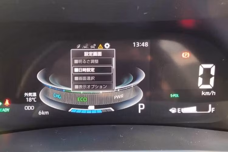 Bên cạnh đó, Toyota Raize Hybrid 2022 cũng được cung cấp một loạt các trang bị đáng chú ý khác như: cụm 2 màn hình sau tay lái, màn hình thông tin giải trí nằm chính giữa bảng táp-lô với đầy đủ các kết nối thông minh Apple CarPlay và Android Auto, đi kèm 2 cổng kết nối USB, tẩu sạc 12V, nút khởi động Star/Stop và điều hòa tự động 1 vùng, hệ thống ghế ngồi bọc nỉ với phom dáng thể thao với họa tiết hình ba tiêu đẹp mắt,…