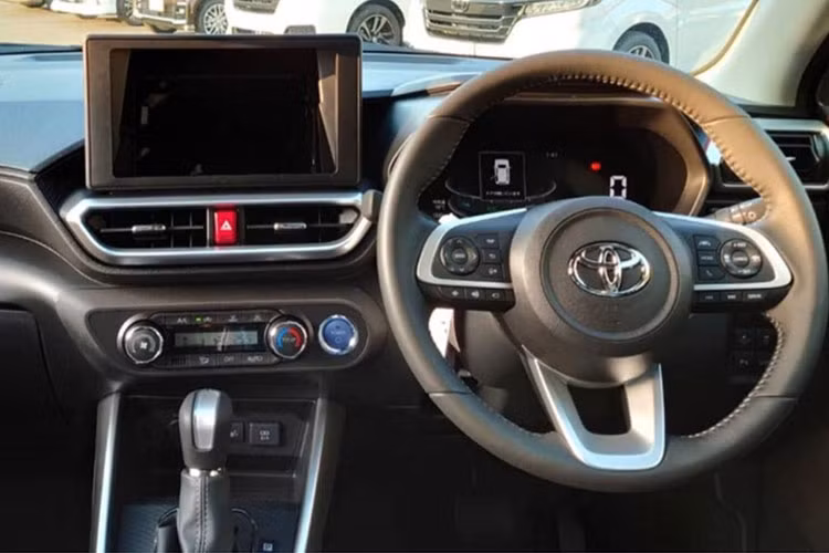 Bên trong nội thất Toyota Raize Hybrid 2022 được bố trí khéo léo, giúp khoang xe thực sự rộng rãi và thân thiện với các hành khách. Ngoài ra, chiếc crossover còn được bổ sung giao diện mới trong bảng đồng hồ nhằm phù hợp với chế độ Eco tiết kiệm xăng mới. Ổ điện AC100V, 1.500W tùy chọn, có thể được sử dụng như một hệ thống cung cấp điện khẩn cấp. 