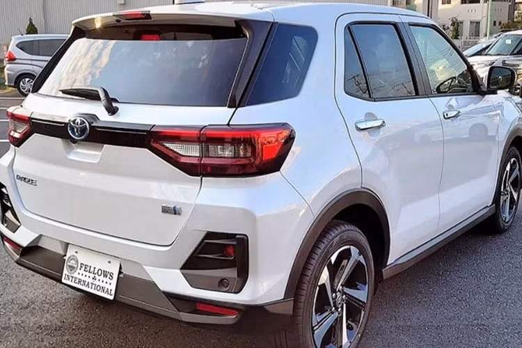 Di chuyển ra phía sau, Toyota Raize phiên bản Hybrid nổi bật với cụm đèn hậu thiết kế vuông vức và công nghệ LED hiện đại. Hai ốp hông nhấn mạnh vẻ thể thao và trẻ trung cho xe, trong khi camera lùi được gắn dưới logo sát nút bấm mở cốp.