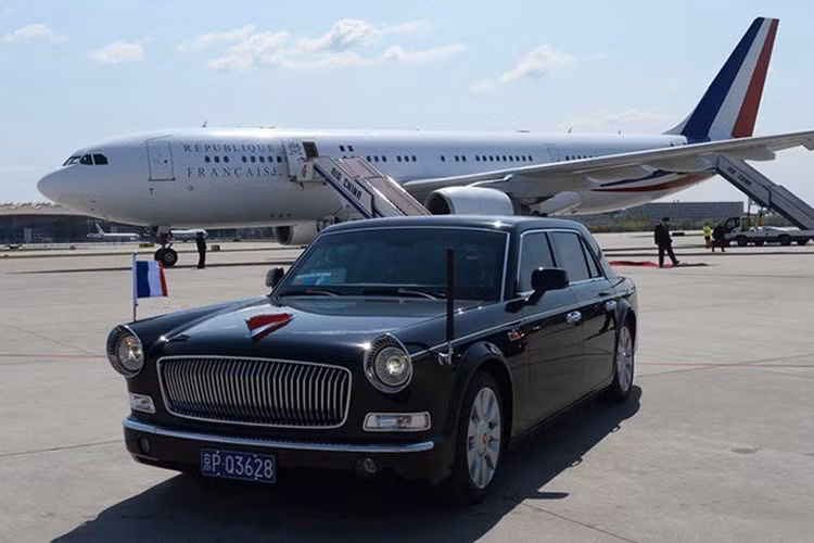 Tại thị trường Trung Quốc, Hongqi L5 động cơ V8 mới có giá bán khoảng 4 triệu nhân dân tệ (13 tỷ đồng). Phiên bản L5 sử dụng động cơ V8 sẽ bắt đầu được bán ra từ tháng 4/2017. Tuy nhiên với mẫu siêu xe limousine Hongqi L5 được dành riêng cho Chủ tịch Tập Cận Bình sử dụng với những trang bị nội thất và bảo vệ không được công bố.