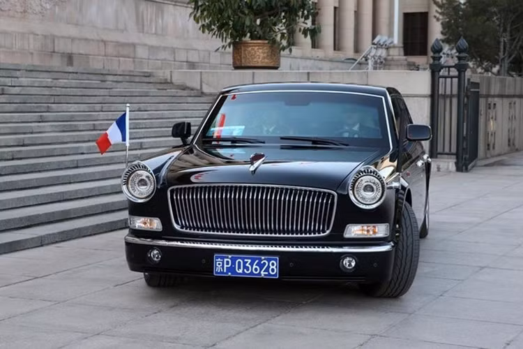 Bên cạnh đó, Hongqi L5 phiên bản chính phủ cũng thường xuyên được giao nhiệm vụ đưa đón các chính khách, nguyên thủ các quốc gia trên Thế giới khi đến thăm và làm việc tại Trung Quốc trong thời gian qua. 