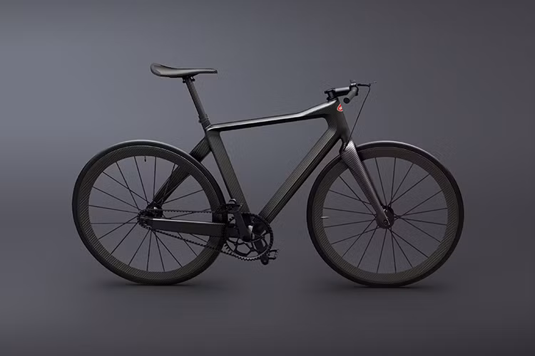 Các phụ kiện khác được cung cấp bởi các hãng THM-Carbones và Schmolke Carbone vốn là những cái tên nổi tiếng nhất trong ngành công nghiệp sản xuất xe đạp thế giới. Kết quả, chiếc fixie (fixed gear có tỷ số truyền xích cố định) của PG Bugatti có chất lượng hoàn thiện xứng ngang với siêu xe Bugatti Chiron.