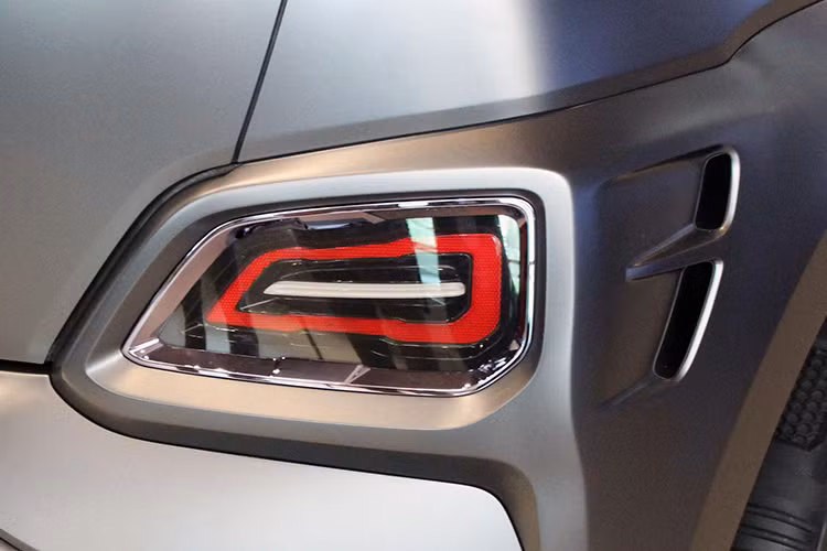 Thiết kế cụm đèn pha của Kona phiên bản đặc biệt này được Hyundai tinh chỉnh lại ấn tượng hơn đôi chút với tạo hình giống đôi mắt bộ giáp Người Sắt nhất là khi xe chạy ban ngày. Các chi tiết màu đỏ bầm cũng được bổ sung để tạo thêm phong cách “người sắt” cho chiếc xe.