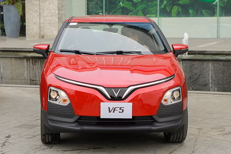 Xe sở hữu chiều dài cơ sở của xe đạt 2.514mm, vượt trội hơn Kia Sonet và Hyundai Venue nhưng nhỏ hơn một chút so với Toyota Raize. VinFast VF 5 có ưu điểm với khoảng sáng gầm xe cao và góc thoát lớn. Chi tiết này giúp xe di chuyển linh hoạt ở nhiều loại địa hình khác nhau, cơ động ở nhiều nơi trong đô thị.