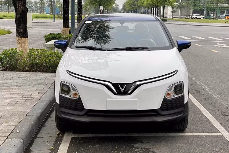 Ngoài ra, khách hàng mua VinFast VF5 Plus không kèm pin còn phải trả phí cọc thuê pin là 15 triệu đồng. Số tiền này sẽ được hoàn trả khi khách hàng chuyển nhượng xe hoặc không còn nhu cầu thuê pin.