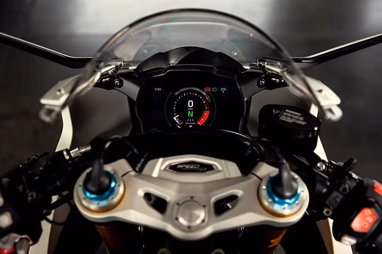 Hệ thống treo này đang được sử dụng trên nhiều mẫu sport bike hàng đầu, nhưng đã được hiệu chỉnh lại, mang đến khả năng tùy biến cao để phù hợp với một mẫu xe có tư thế lái độc đáo, vừa có nét Cafe Racer tân cổ điển, nhưng pha chút thể thao của dòng sportbike hiện đại thường thấy trên đường đua chuyên nghiệp.