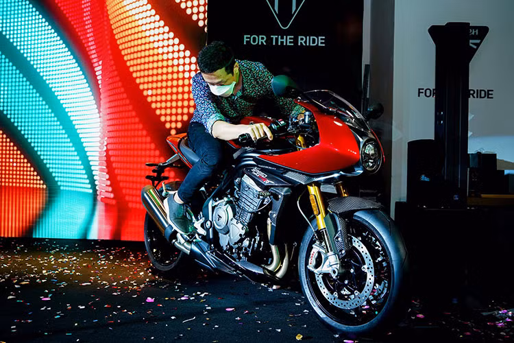 Mới đây, nhà phân phối chính hãng xe môtô Triumph tại Việt Nam đã đưa mẫu xe Speed Triple 1200 RR này về phân phối trong nước. Chiếc Triumph Speed Triple 1200 RR tại Việt Nam được phát triển từ "đàn anh" Speed Triple 1200RS với động cơ được giữ nguyên.