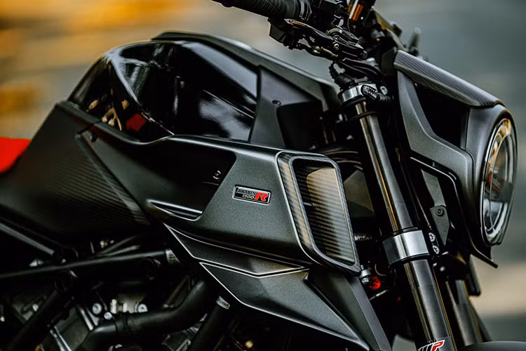 KTM BRABUS 1300 R bản đặc biệt sở hữu dàn áo mới được làm từ chất liệu carbon. Tiếp đến là cụm đèn trước full LED thiết kế hình tròn lạ mắt với logo Brabus ở giữa, mang đến cho KTM Brabus 1300 R một diện mạo ấn tượng hơn. 