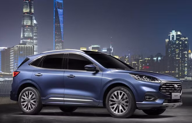 Khi thiết kế mẫu xe Ford Escape mới, hãng xe Mỹ quyết định tách mẫu SUV thành hai phương tiện riêng biệt. Escape, mẫu SUV có thiết kế mềm mại hơn, dành cho khách hàng phổ thông, trong khi Baby Bronco được Ford mong chờ nhiều hơn sẽ dùng chung nền tảng nhưng hướng tới khách hàng muốn thứ gì đó hầm hố hơn.