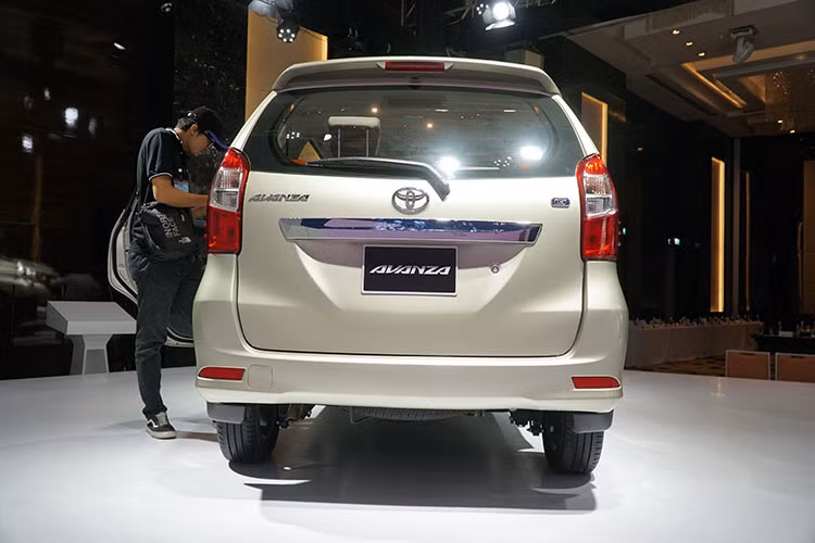 Là chiếc xe có kích thước nằm ở phân khúc B nhưng Avanza trông khá bề thế so với những đối thủ khác cùng phân khúc. Sở hữu ngôn ngữ thiết kế Keen Look hiện tại của Toyota, xe có đèn hậu dạng chữ L cụp quay ngược, cánh gió lớn phía sau cùng ống-xả viền bao bọc bằng kim loại. Cản sau của xe được trang bị thêm ốp nhựa lớn kèm đèn báo...