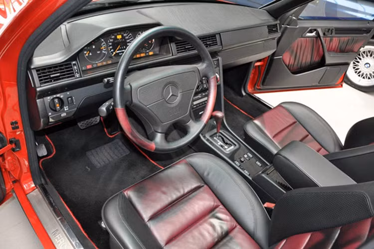 Chiếc xe Mercedes E60 đặc biệt này đi kèm với các tính năng như điều hòa không khí, điều khiển hành trình, cửa sổ trời chỉnh điện, hệ thống âm thanh Bose, ghế thể thao phía trước chỉnh điện, có chức năng nhớ ghế và sưởi. 