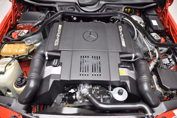 Xe được trang bị động cơ V8 6.0L hút khí tự nhiên, cho công suất 376 mã lực. Trong khi đó phiên bản 500E thông thường chỉ sử dụng động cơ 5.0L công suất 322 mã lực.