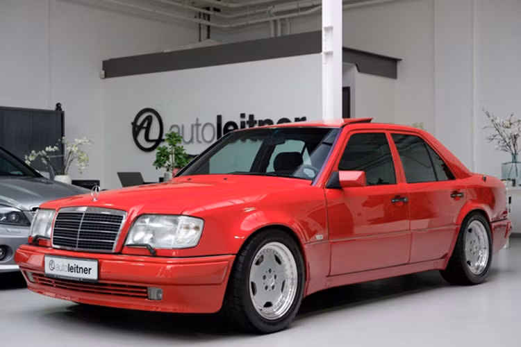 Bên cạnh động cơ mạnh mẽ hơn, Mercedes E60 AMG 500E còn có gói công nghệ AMG, bao gồm hệ thống treo được điều chỉnh theo tiêu chuẩn AMG cứng hơn, bánh xe AMG 17 inch, gói AMG Aero và hệ thống ống xả AMG.