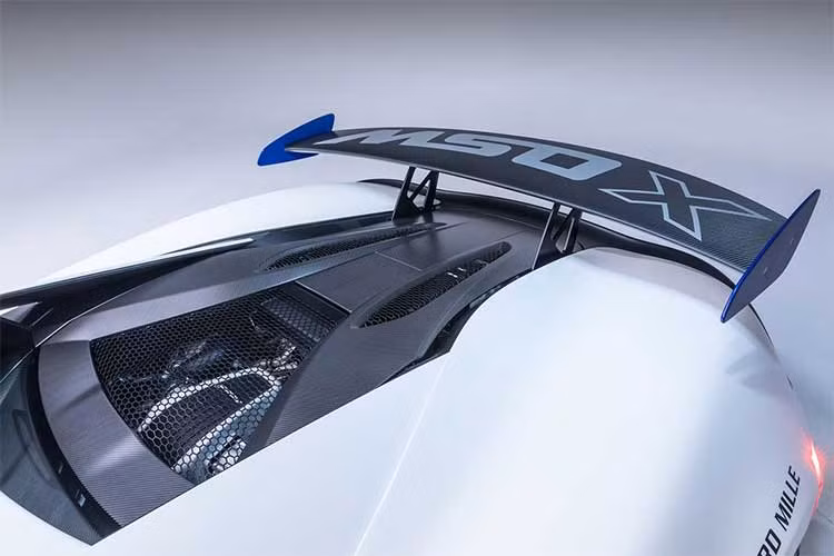Nhờ những cải tiến về thiết kế mà hiệu năng khí động học của 570S nguyên bản đã tăng lên đáng kể. Sự xuất hiện của một cánh gió cỡ lớn phía sau đã bổ sung thêm khoảng 100kg lực ép khi chiếc xe chạy ở tốc độ cao.