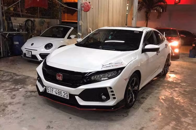 Hầu hết các chủ xe muốn nâng đời thành Honda Civic Type R tiền tỷ đều chọn phương án nhập khẩu bodykit của bản Type R từ nước ngoài, điều này giúp cho việc lắp đặt trở nên dễ dàng hơn khi các xưởng độ chỉ cần tinh chỉnh vài chi tiết là có thể lắp vừa Civic tiêu chuẩn.